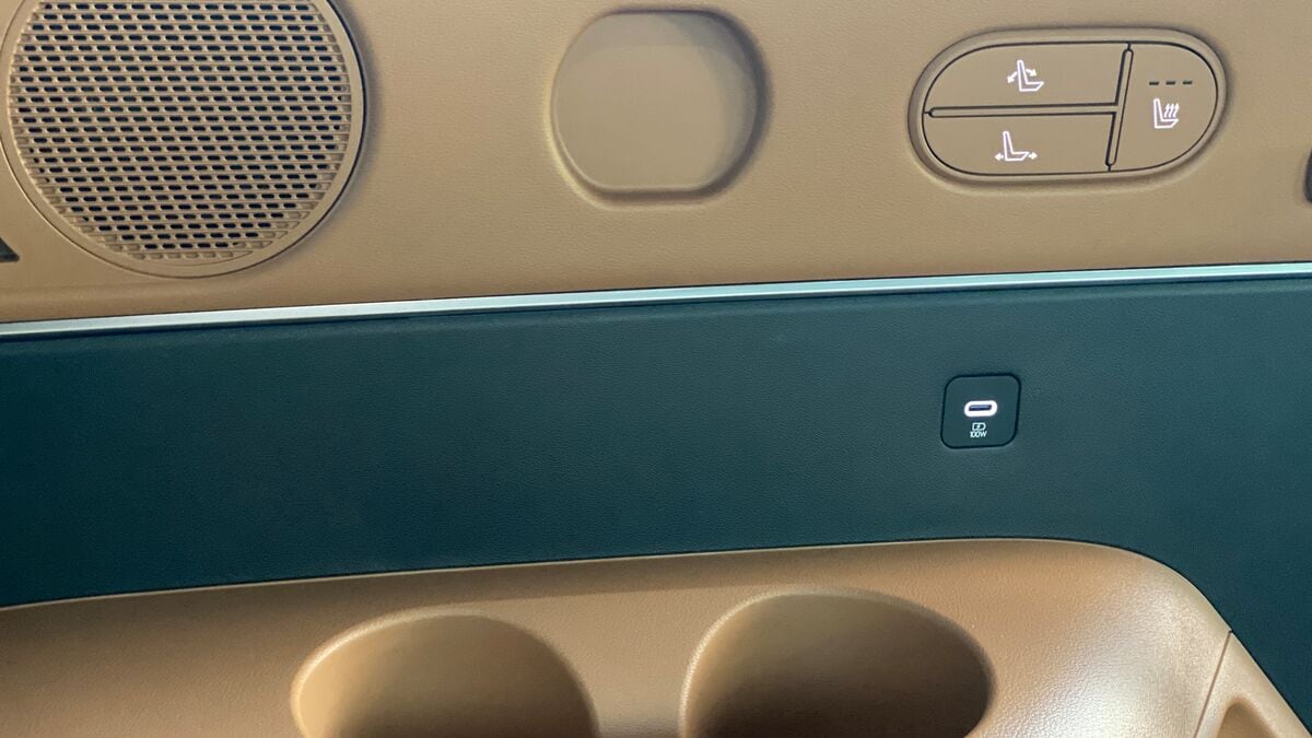 2026 Hyundai Palisade Calligraphy poses at dusk in Palatine, Illinois. 