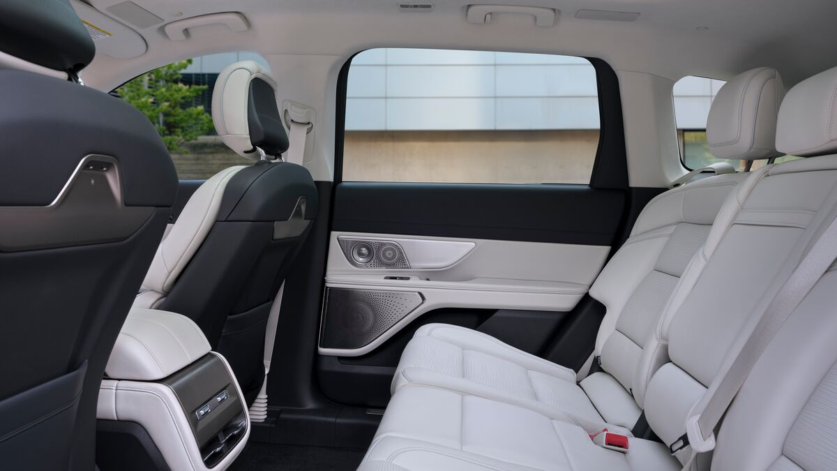 Lincoln Gives the 2027 Nautilus a Freshened Look