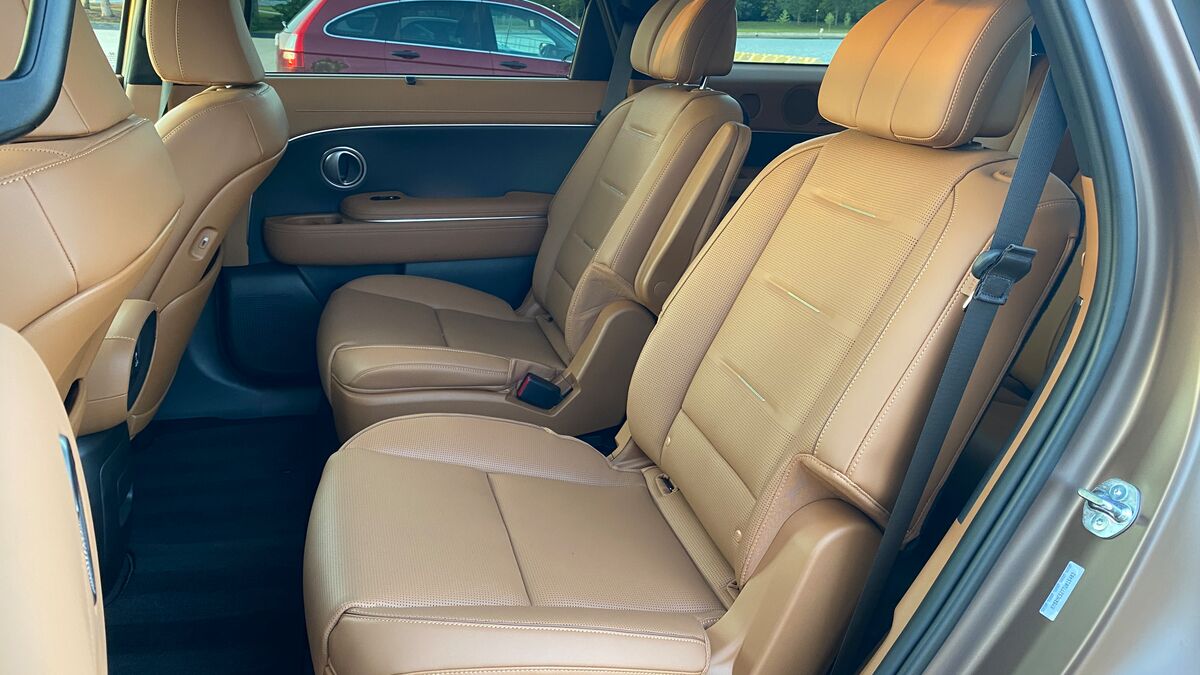 2026 Hyundai Palisade Calligraphy poses at dusk in Palatine, Illinois. 