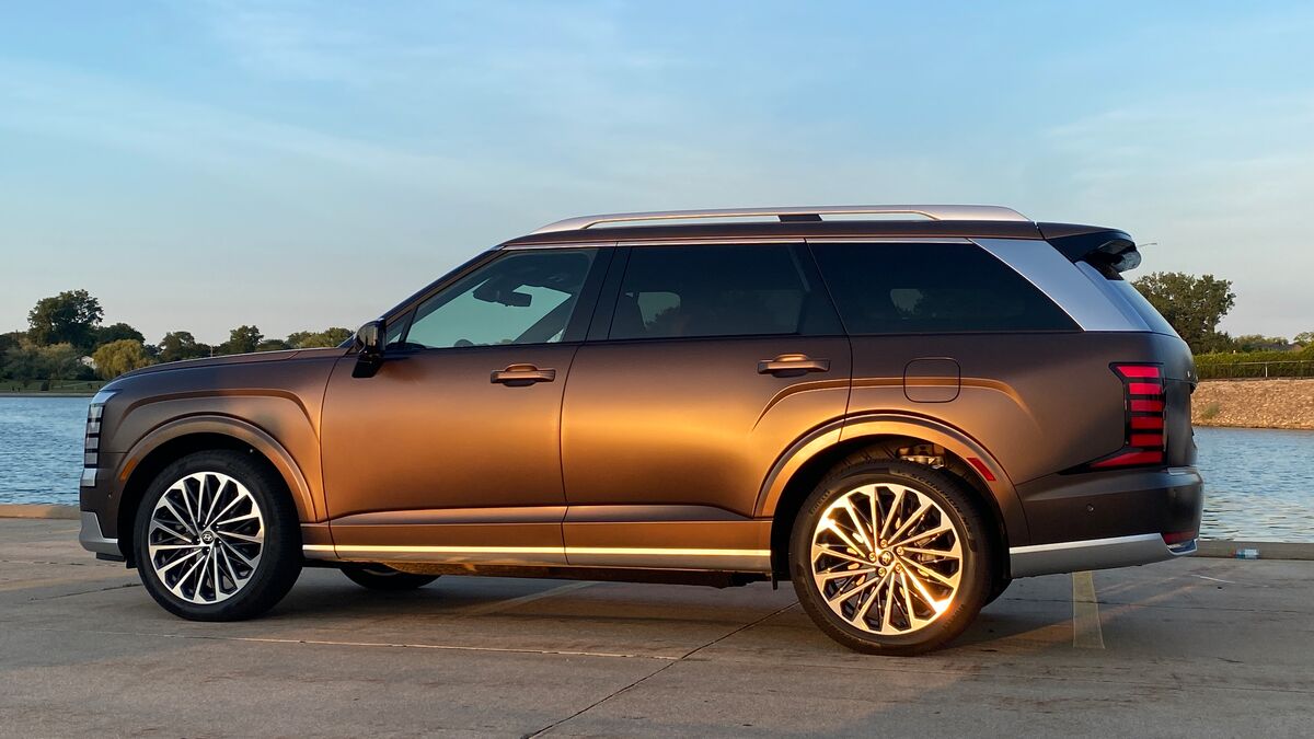 2026 Hyundai Palisade Calligraphy poses at dusk in Palatine, Illinois.