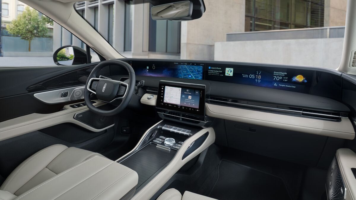 Lincoln Gives the 2027 Nautilus a Freshened Look