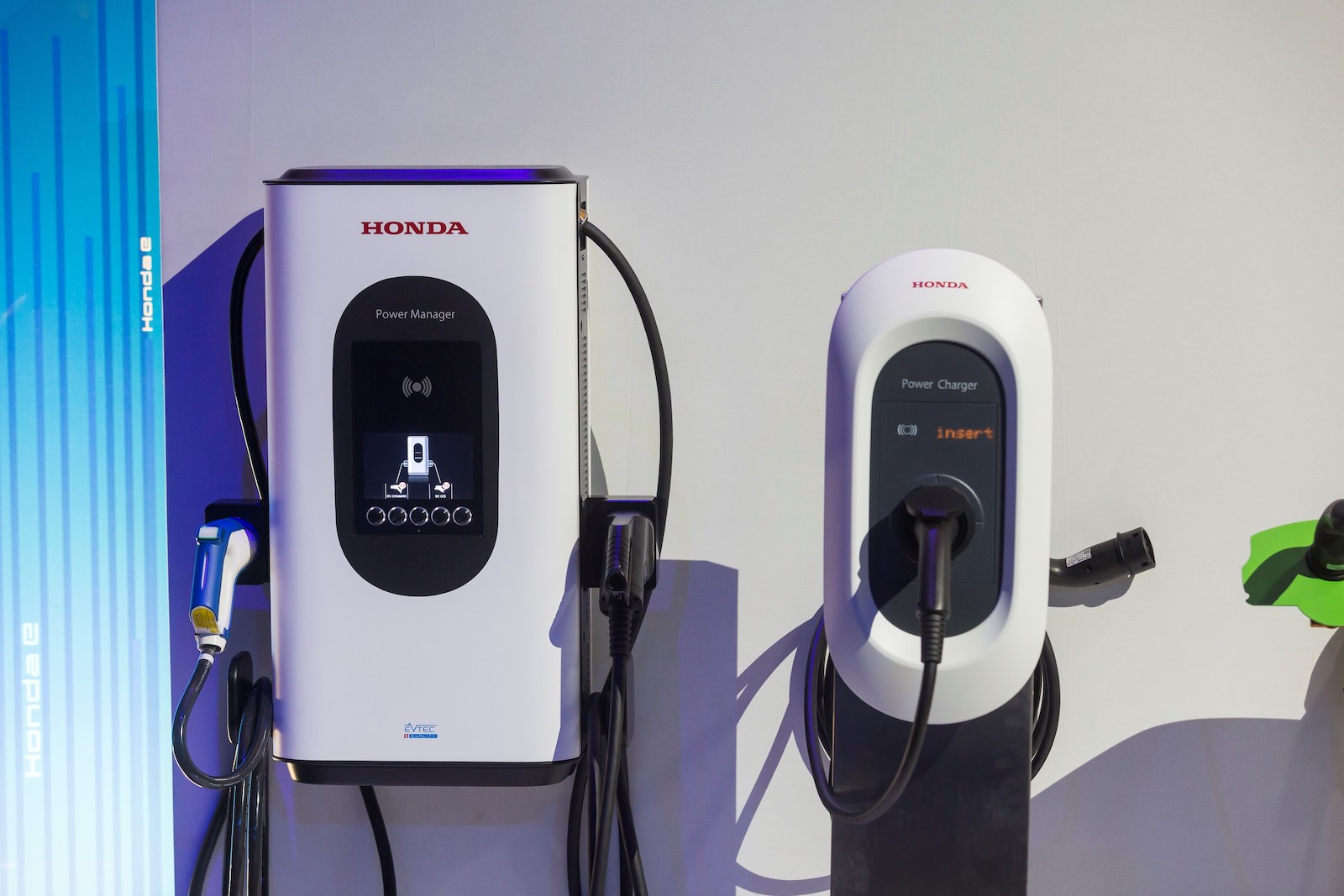 Which Is Better to Buy: A Fully Electric Car or Hybrid?