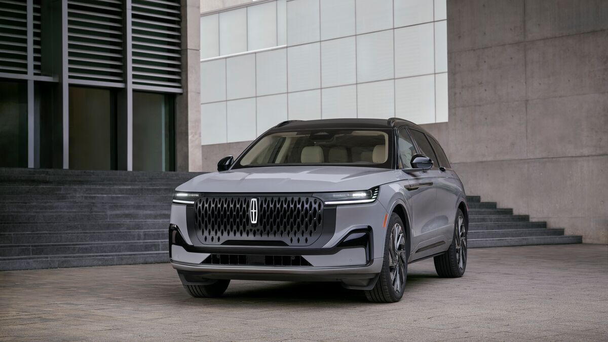 Lincoln Gives the 2027 Nautilus a Freshened Look