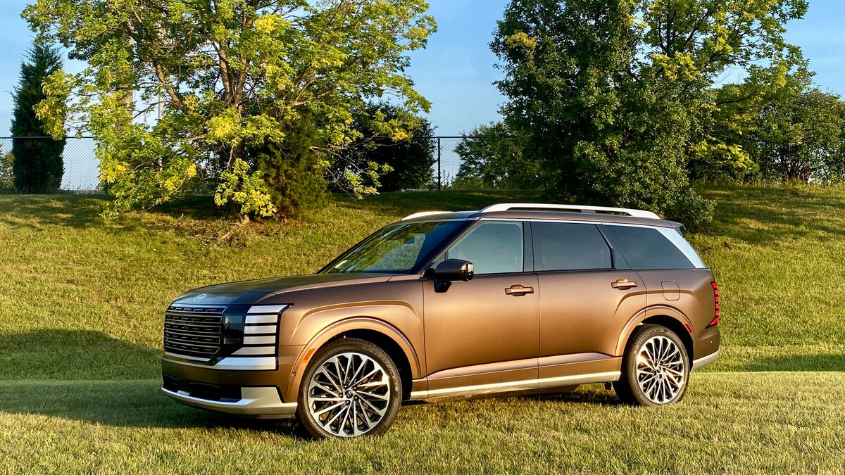 2026 Hyundai Palisade Calligraphy poses at dusk in Palatine, Illinois.