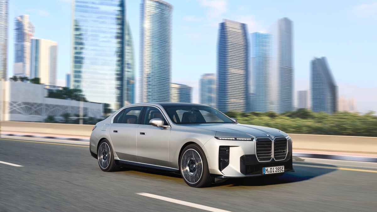 2027 BMW 7 Series Facelift Gets up in Its Grille - Kelley Blue Book