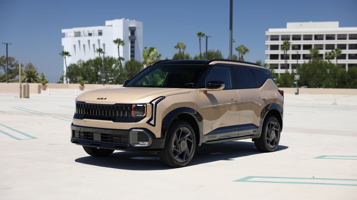 2027 Kia Seltos parked with buildings in background.