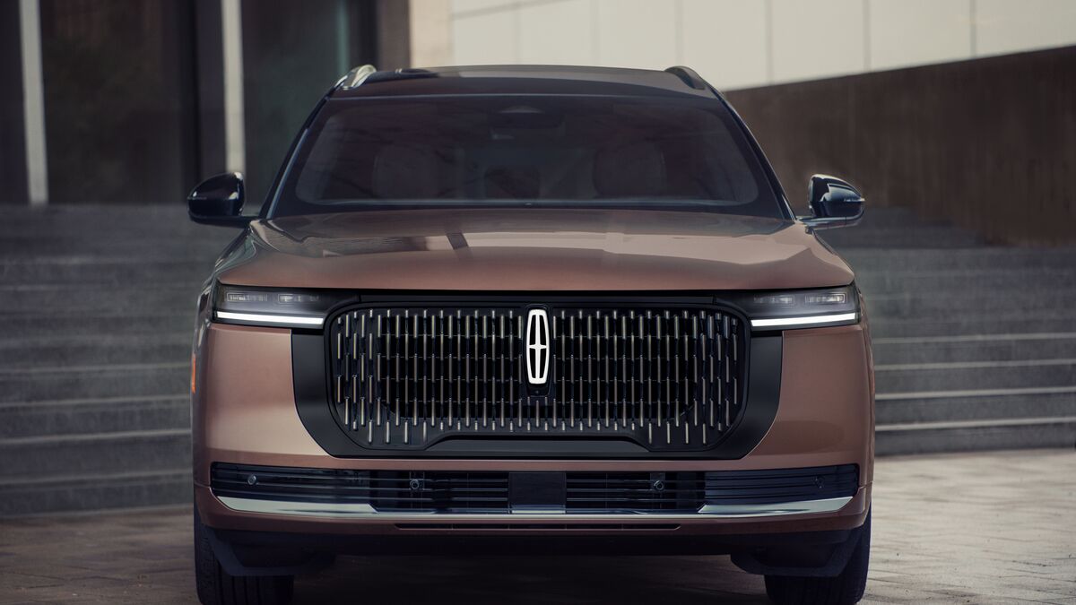 Lincoln Gives the 2027 Nautilus a Freshened Look