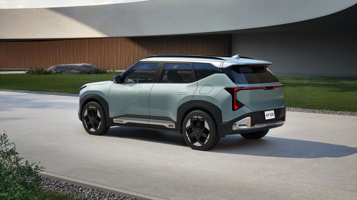 2027 Kia Seltos parked by a building.