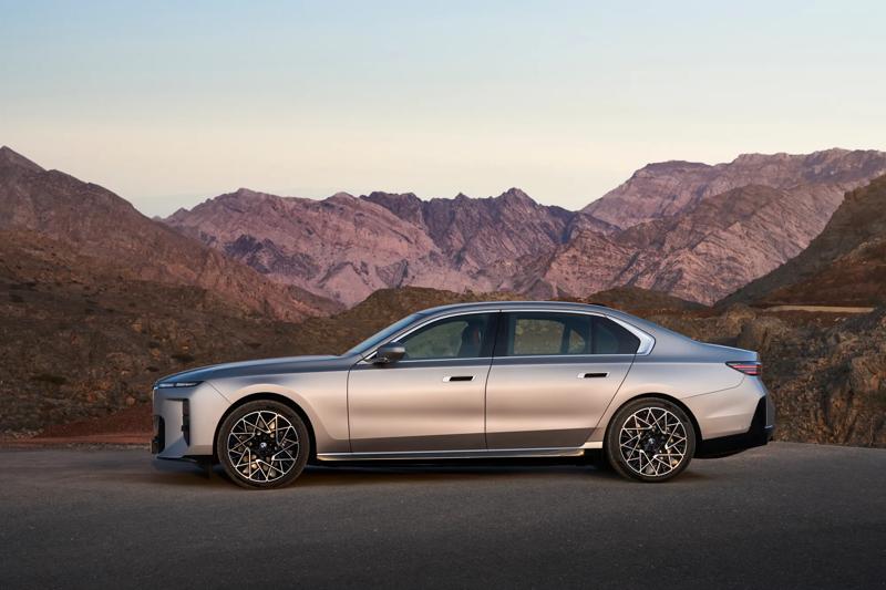 2027 BMW 7 Series Facelift Gets up in Its Grille - Kelley Blue Book