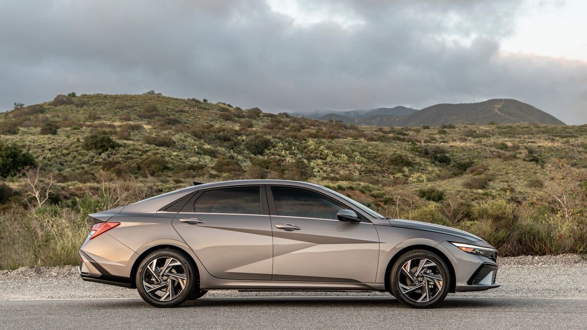 2026 Hyundai Elantra vs. 2026 Toyota Corolla Comparison