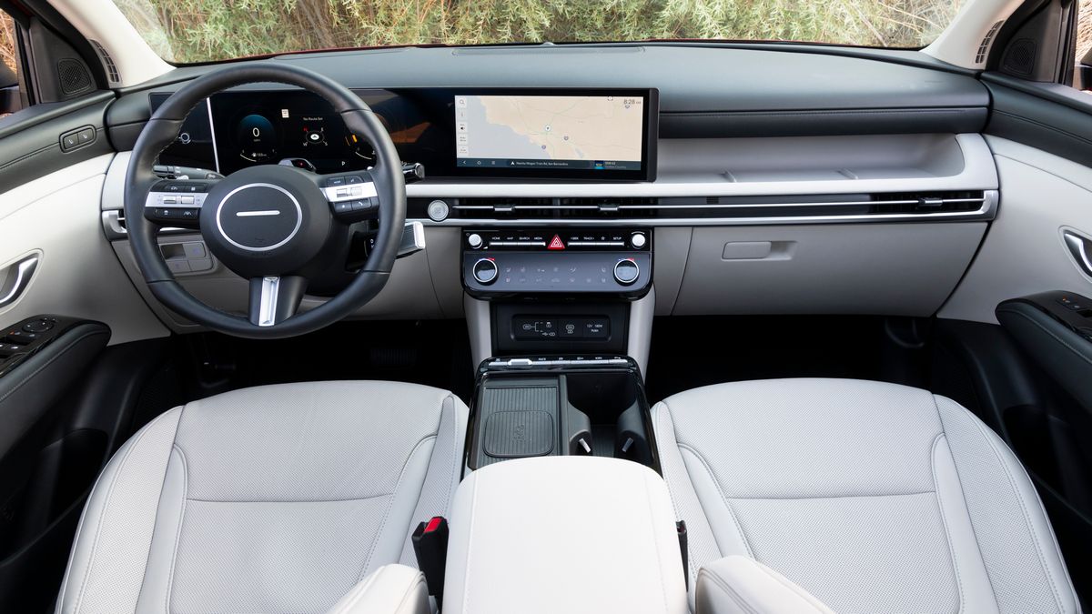 2025 Hyundai Tucson Limited front cabin.