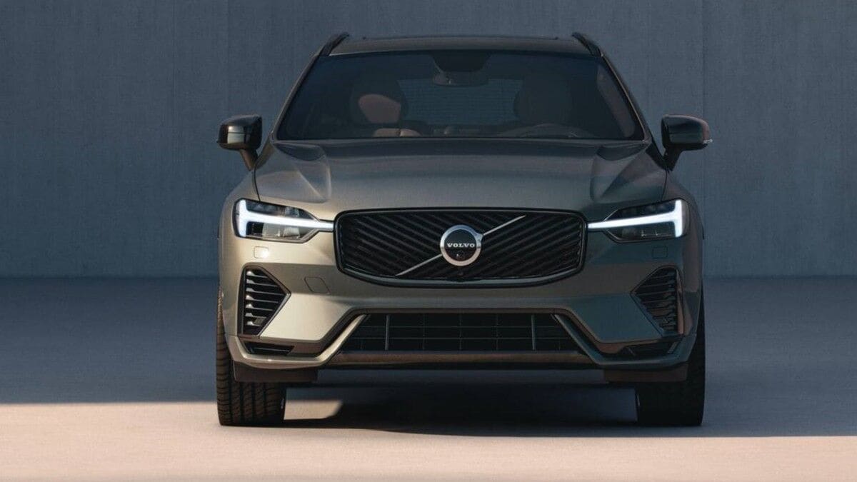 The 2026 Volvo XC60 seen from head-on