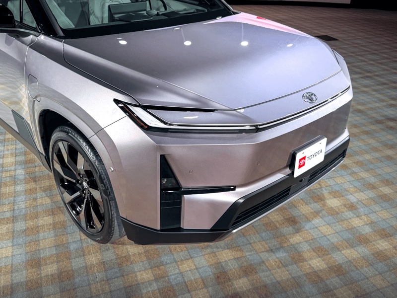 2027 Toyota Highlander front end and lighting from high angle