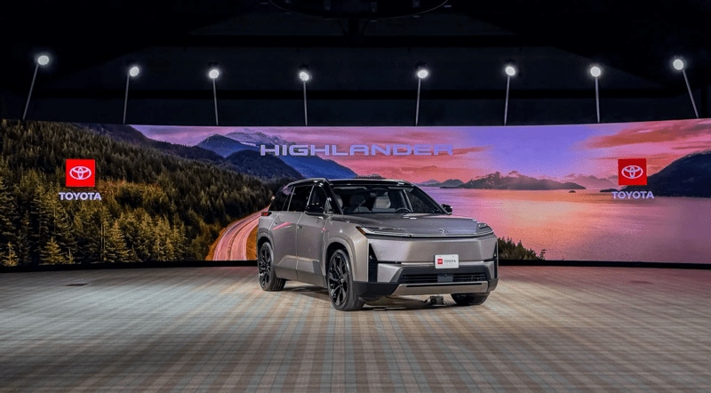 2027 Toyota Highlander wide angle front three quarter