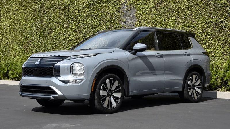 2025 Mitsubishi Outlander SEL in Moonstone Gray Metallic with black roof.
