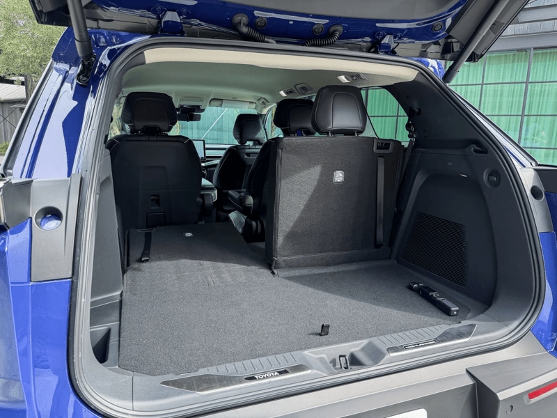2027 Toyota Highlander trunk with half of 3rd row folded