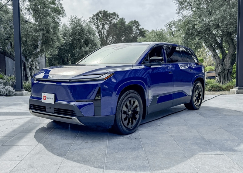 2027 Toyota Highlander front three quarter in blue