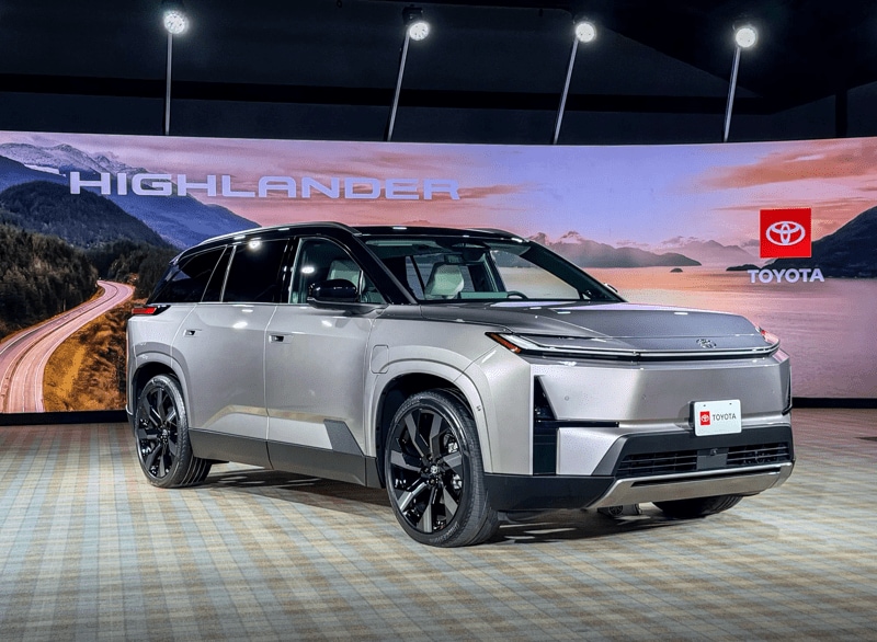 2027 Toyota Highlander front three quarter in silver