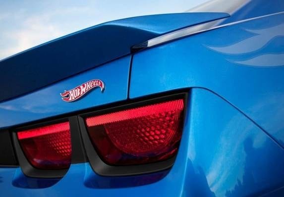 2013-chevrolet-camaro-hot-wheels-edition-rear-badge-detail-600-001