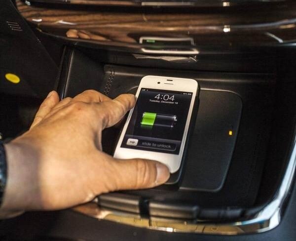 2013-toyota-avalon-qi-wireless-charging-detail1-600-001-1