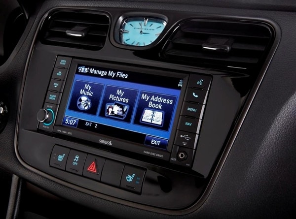 2013.5-chrysler-200-s-special-edition-center-display-detail-600-001-1