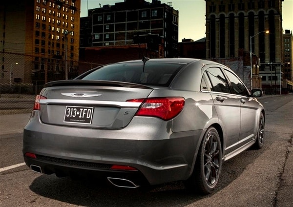 2013.5-chrysler-200-s-special-edition-rear-static-600-001-1