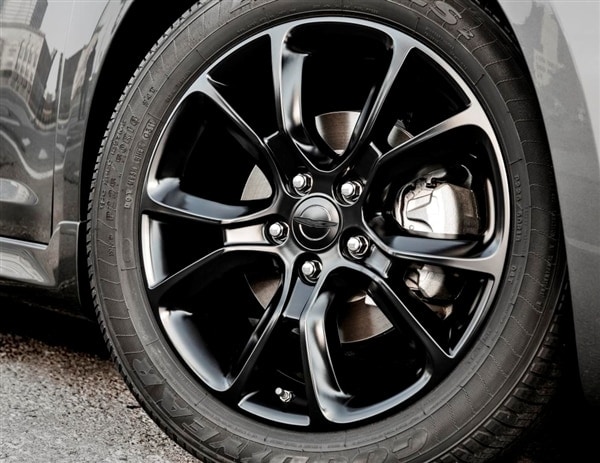 2013.5-chrysler-200-s-special-edition-wheel-detail-600-001-1