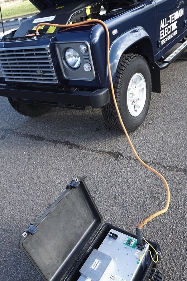 654067_electric_defender_13my_280213_06-600-001-1