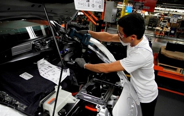 2013-nissan-leaf-assembly-in-smyrna1-600-001-1