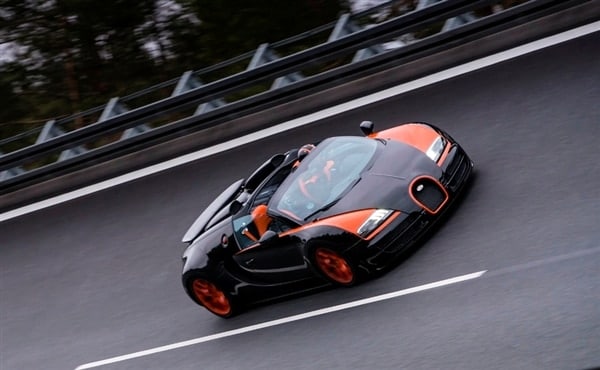 bugatti-164-veyron-grand-sport-vitesse-front-pan-action2-600-001-1