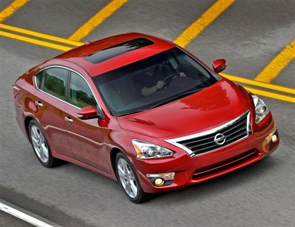 2013-nissan-altima-sedan-front-action-600-001