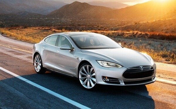 2013-tesla-model-s-front-action1-600-001