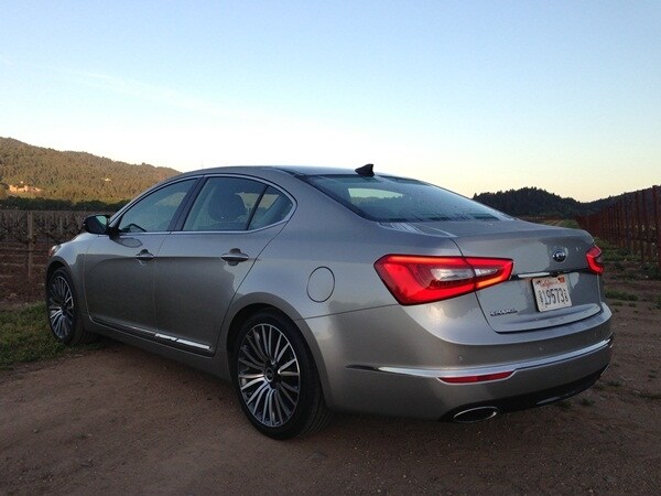 2014-kia-cadenza-rear34-600-001