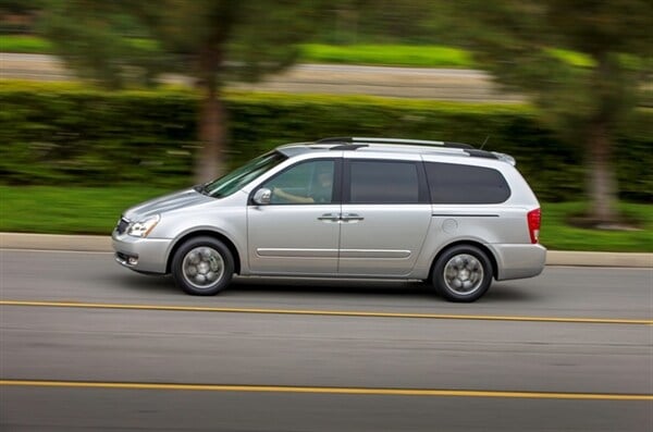 2014-kia-sedona-action-pan-600-001