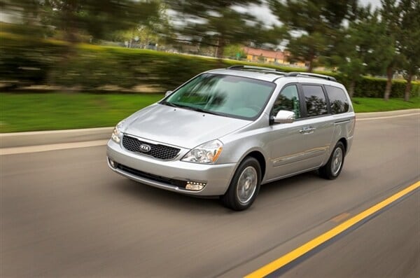 2014-kia-sedona-front-action-600-001
