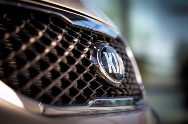 2014-kia-sedona-front-grille-detail-600-001