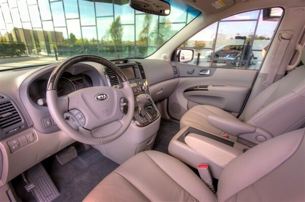 2014-kia-sedona-front-seat-look-in-600-001