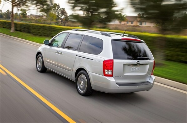 2014-kia-sedona-rear-action-600-001