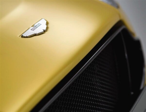 2015-aston-martin-v12-vantage-s-grille-detail-600-001
