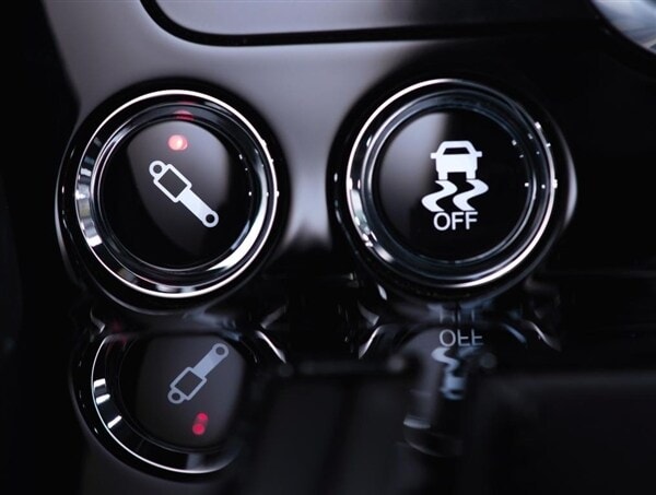 2015-aston-martin-v12-vantage-s-interior-detail3-600-001