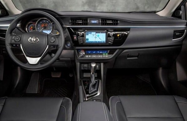 2014-toyota-corolla-front-seat-detail-600-001