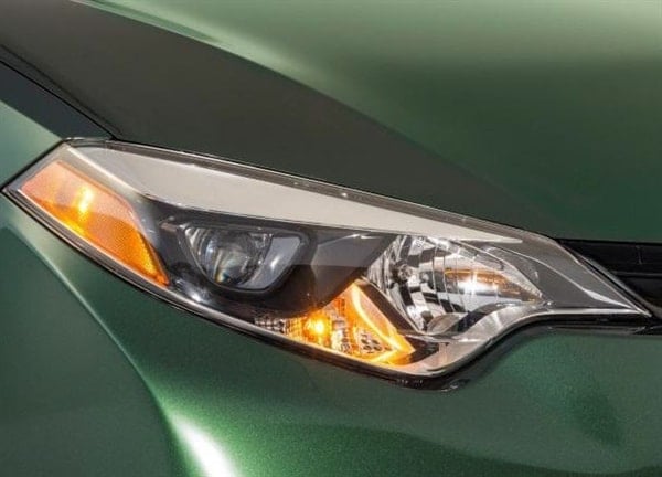 2014-toyota-corolla-headlight-detail-600-001