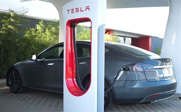 tesla-model-s-plugged-into-supercharger-600-001
