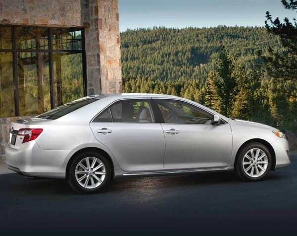 2013-toyota-camry-xle-static-profile-600-001