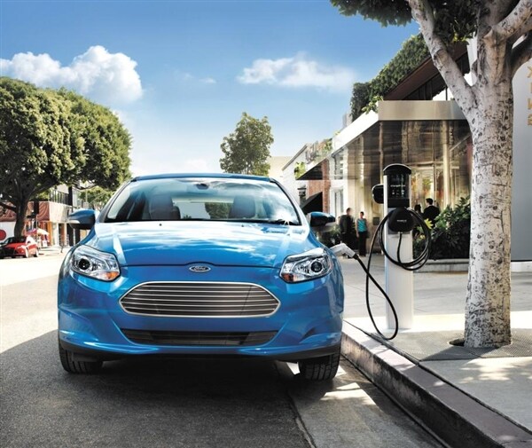 2014-ford-focus-electric-charging-600-001