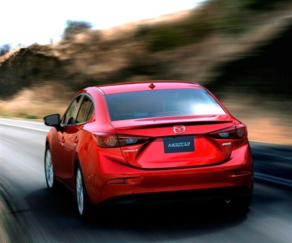 2014-mazda-mazda3-4d-rear-action-600-001