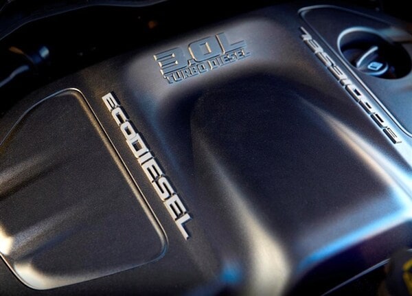 2014-ram-1500-ecodiesel-v6-in-truck-600-001