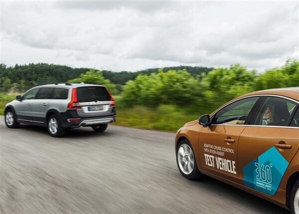 2015-volvo-xc90-safety-tech-adaptive-cruise-control-with-steer-assist2-600-001