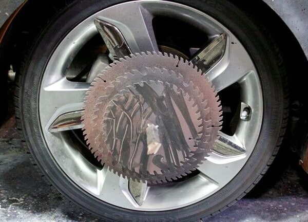 hyundai-veloster-zombie-survival-machine-wheel-detail-600-001