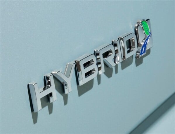 2013-ford-c-max-hybrid-badge-600-001
